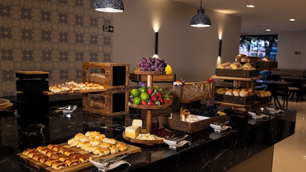 Un buffet proposant une variété de plats et doté d’un comptoir en marbre.
