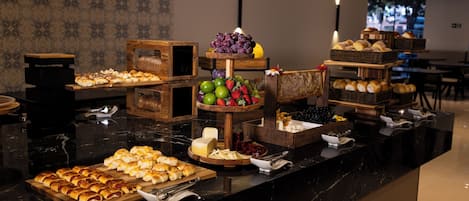 朝食 (ビュッフェ)、毎日提供 (無料)