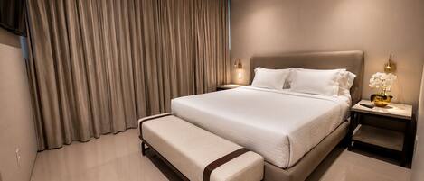 Suite, 1 King Bed | Premium bedding, laptop workspace, WiFi (free), bed sheets