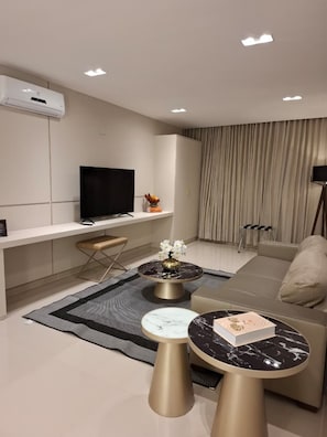 Exclusive Suite | Living area | Flat-screen TV