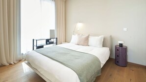 A hotel room with a bed, a desk, a lamp, and a nightstand. - La Maison 2BR Luxury Apartment Nicosia (Egkomi Lefkosias)