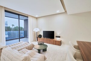 Apartamento, balcón | Zona de estar