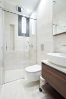 Apartamento, balcón | Baño