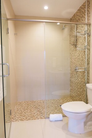 Dusche, Haartrockner, Bidet, Handtücher