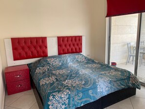 1 chambre, fer et planche à repasser