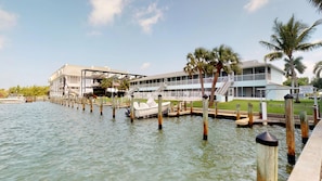 Ein Hotel am Wasser mit einer Anlegestelle, Booten und einem Verbotsschild.