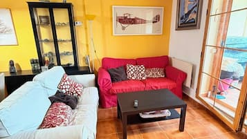 Bungalow, 3 Bedrooms, Fireplace | Living room