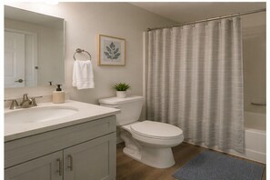 Familien-Suite | Badezimmer | Kostenlose Toilettenartikel, Haartrockner, Handtücher, Seife