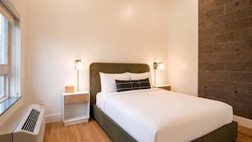 Escritorio, tabla de planchar con plancha, wifi y ropa de cama