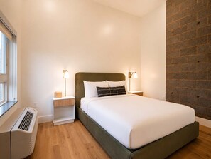 Escritorio, tabla de planchar con plancha, wifi y ropa de cama 