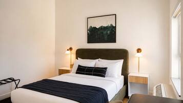 2 bedrooms, desk, iron/ironing board, WiFi