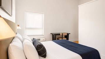 2 bedrooms, desk, iron/ironing board, WiFi