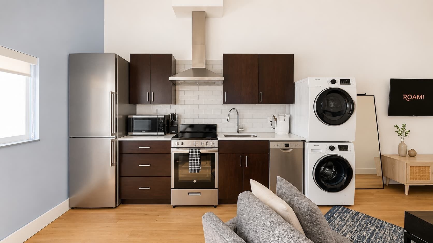 Wasserkocher mit Kaffee-/Teezubehör, Kühlschrank, Mikrowelle, Ofen