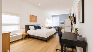 Desk, iron/ironing board, WiFi, bed sheets - Roami at Studio 135 - Deluxe Studio (Denver)