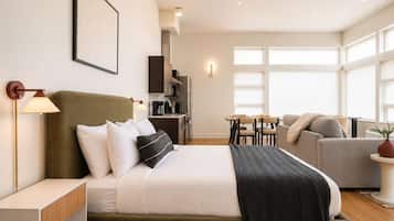 Escritorio, tabla de planchar con plancha, wifi y ropa de cama