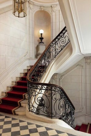 Interior - A PERFECT BLEND OF CONTEMPORARY ELEGANCE, COMFORT & PARISIAN CHARM- MADELEINE (Paris)