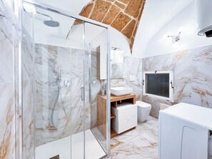 Douche, sèche-cheveux, bidet, serviettes fournies