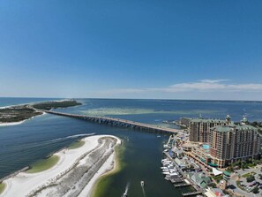 Ein Hotel an der Küste mit einem Hafen, einer Pier und einem Strand.