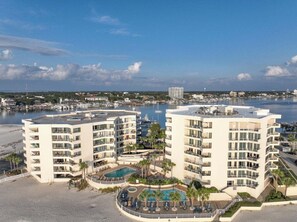 Ein Hotel mit mehreren Etagen, einem Pool und einer Marina im Hintergrund.
