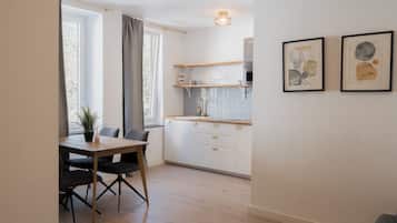 Apartamento clássico, 1 cama Queen e sofá-cama, vista para a montanha | Opções para refeição