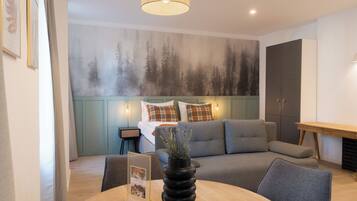 Classic-Apartment, Bergblick | Wohnbereich | Fernseher
