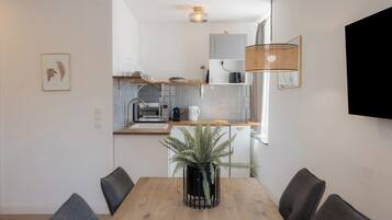 Classic-Apartment, 1 Queen-Bett und Schlafsofa, Bergblick | Speisen