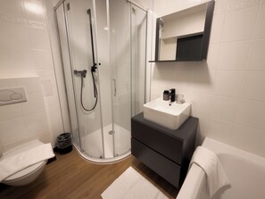 Appartement Familial, 2 chambres, vue montagne | Salle de bain | Sèche-cheveux, serviettes fournies, savon, papier toilette