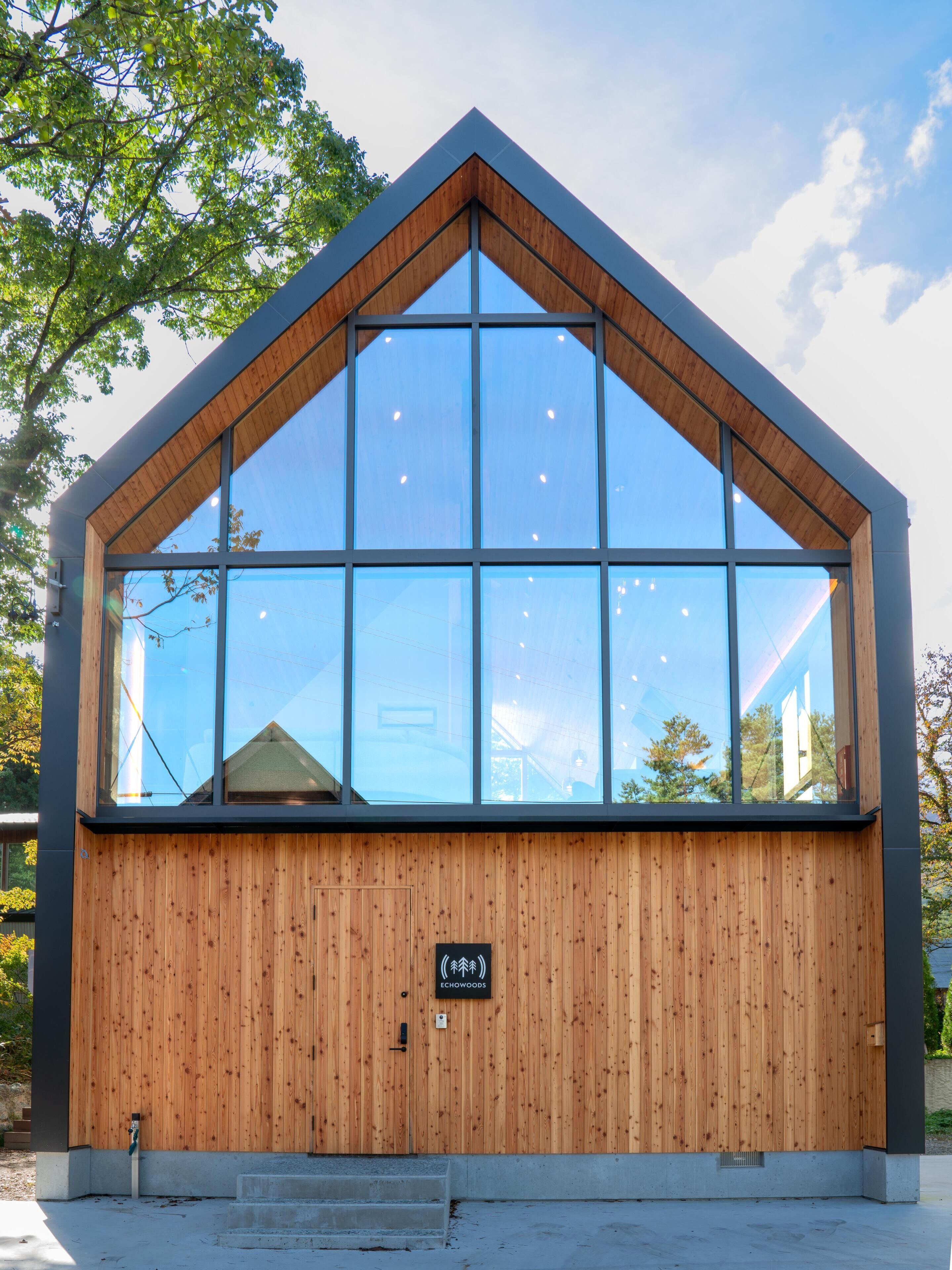 Chalé superluxo, 4 quartos | Detalhe da fachada