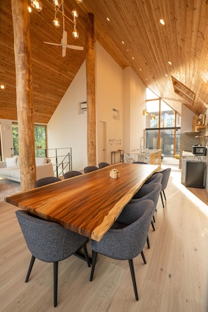 Luxury Chalet, 4 Bedrooms | Tempat makan