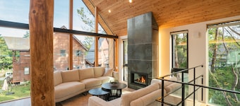 Echowoods.  Luxe. Fireplace. Onsen