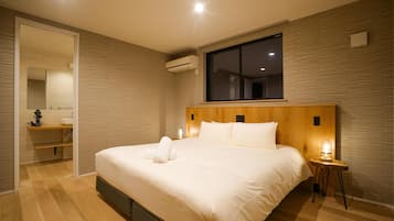 Luxury Chalet, 4 Bedrooms | Premium bedding, pillow-top beds, laptop workspace, blackout curtains
