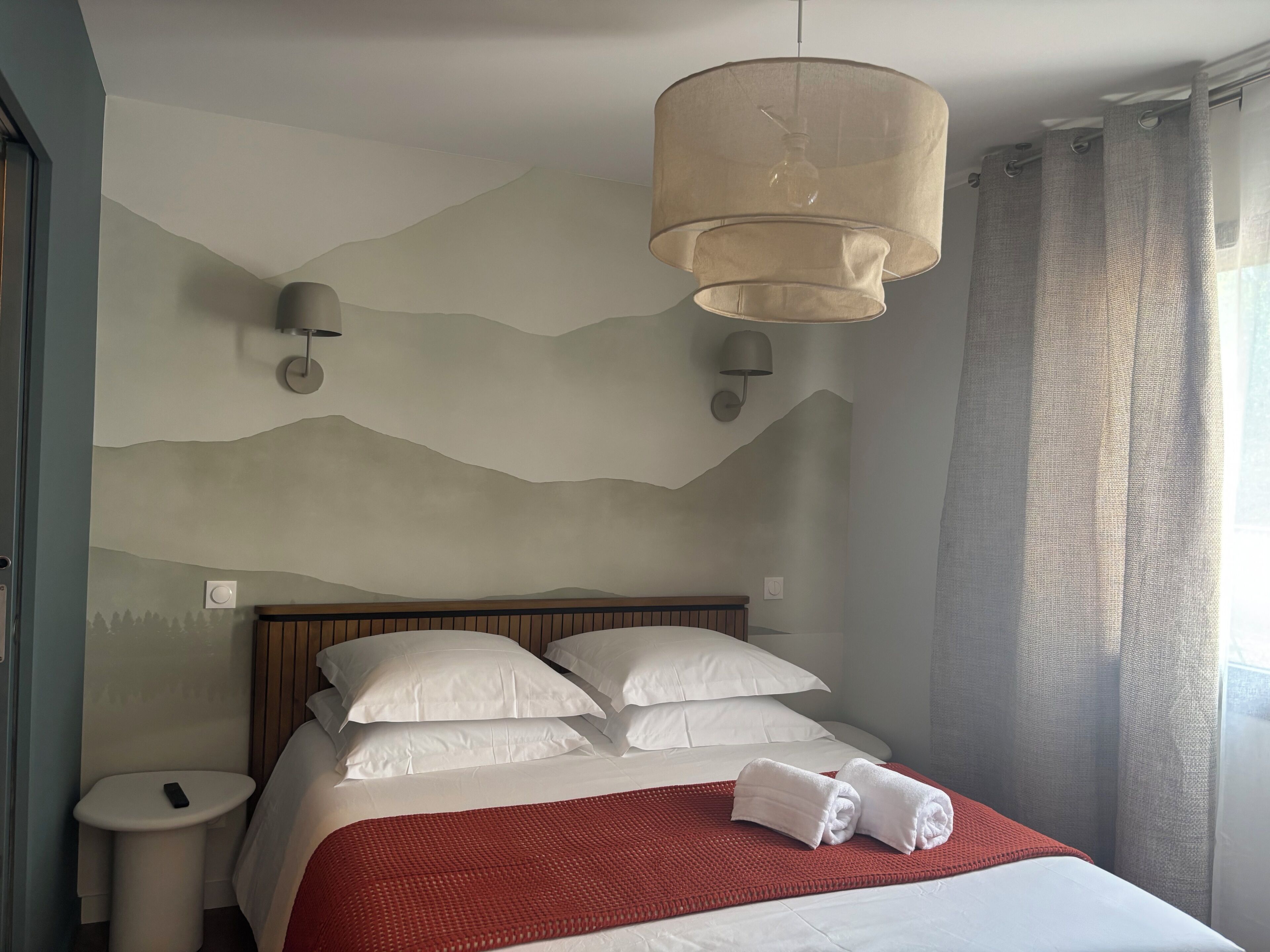 1 quarto, ferros/tábuas de passar roupa, berço de viagem