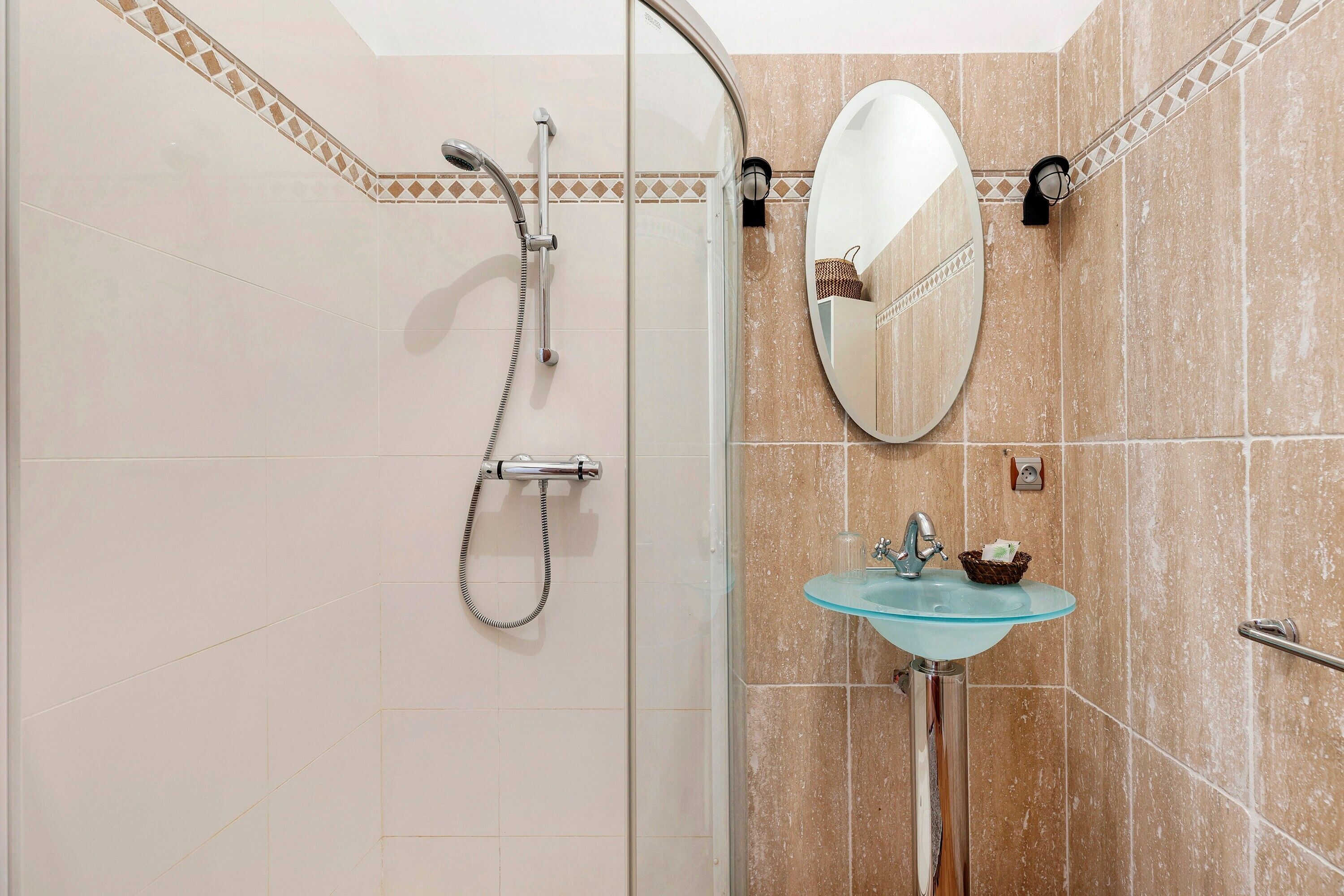 Shower, hair dryer, towels
