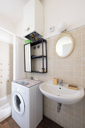 Shower, hair dryer, bidet, towels - Vrbo Property (Roma)