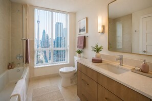 Junior-Zimmer, Stadtblick | Badezimmer | Haartrockner, Handtücher, Seife, Shampoo
