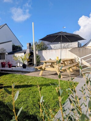 Outdoor dining - Vrbo Property (Quiberon)