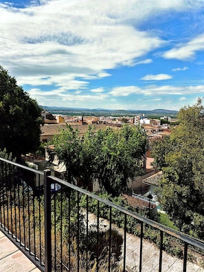 Une vue urbaine avec des bâtiments et des arbres.