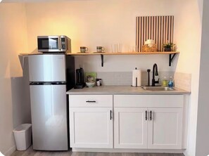Private kitchen - Quiet studio w private outdoor area close to major amenities (Sunrise)