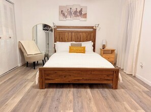 Free WiFi, bed sheets - Quiet studio w private outdoor area close to major amenities (Sunrise)