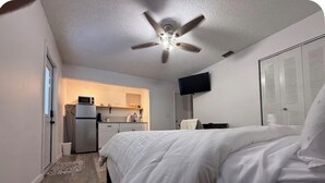 Free WiFi, bed sheets - Quiet studio w private outdoor area close to major amenities (Sunrise)