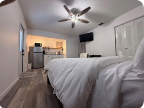 Free WiFi, bed sheets - Quiet studio w private outdoor area close to major amenities (Sunrise)