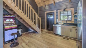 Une cuisine avec des meubles en bois, un réfrigérateur en acier inoxydable et une fenêtre.
