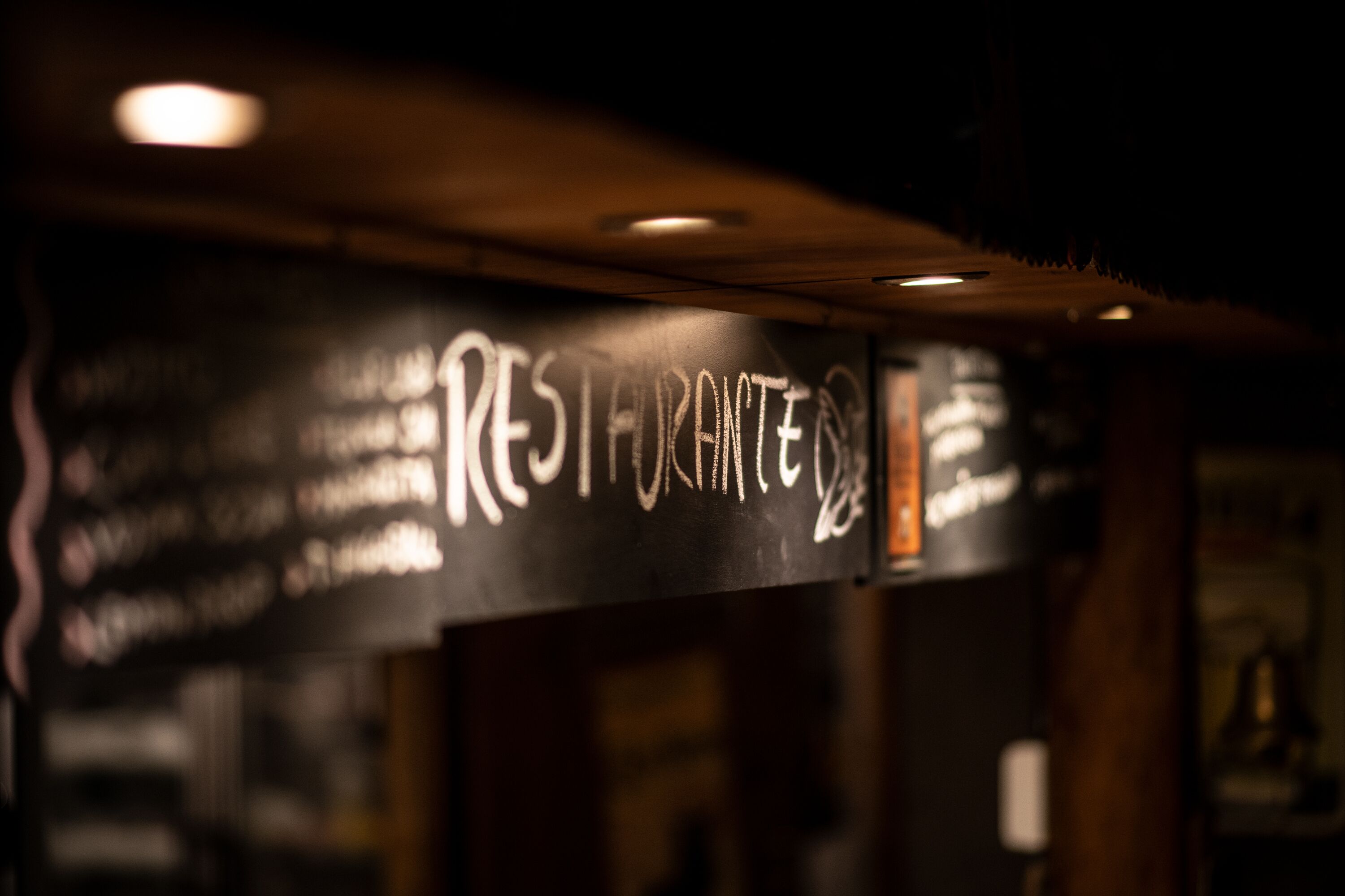 A sign with the word 'RESTAURANTE' indicating a dining establishment.