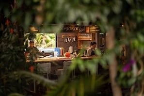 Un restaurante con decoración rústica, muebles de madera y una pizarra de menú visible.