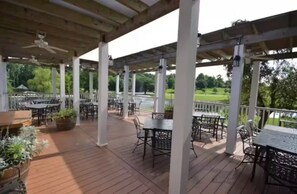 Outdoor dining - 3-bedroom house in beautiful Williamsburg with cool AC breeze (Williamsburg)