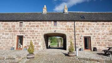 House, 2 Bedrooms | Exterior