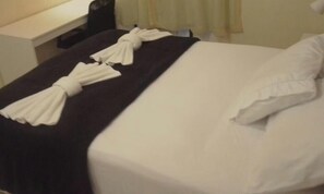 Ein Hotelzimmer mit Bett, Schreibtisch und Stuhl.