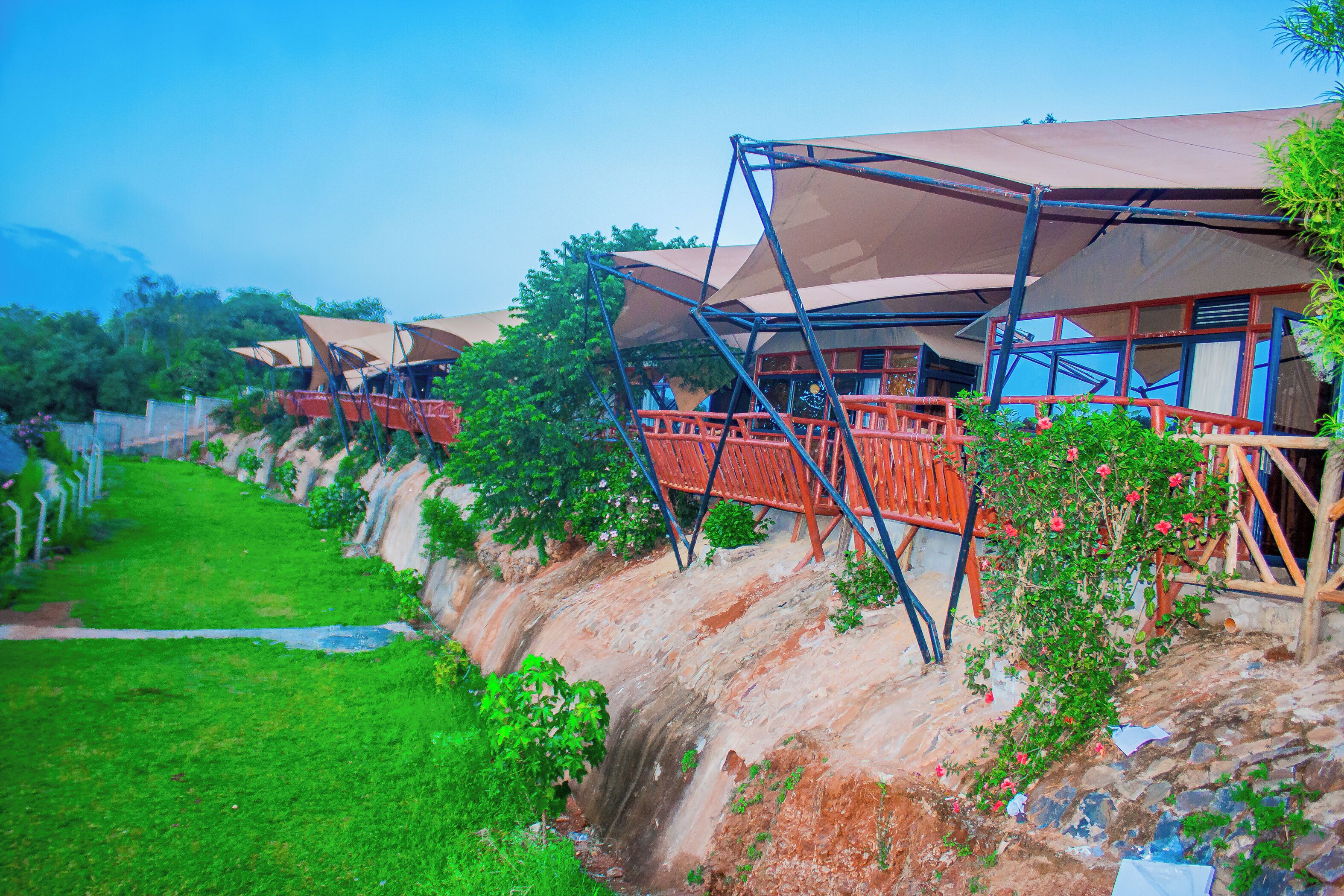 Luxury Cottage, River View | Property grounds