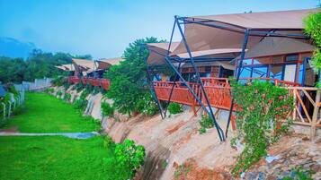Luxury Cottage, River View | Property grounds