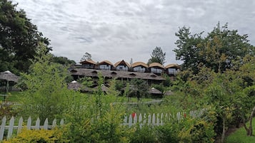 Luxury Cottage, River View | Property grounds